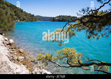 Türkisblaue Wasser der Malo Jezero der kleinere der beiden Binnenmeer Seen auf der Insel Mljet an der dalmatinischen Küste in Kroatien Stockfoto