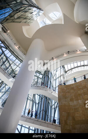 Innenraum des Guggenheim Museum in Bilbao im Norden Spaniens Stockfoto