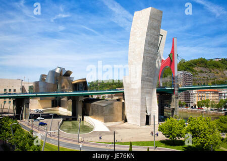 Straßenbrücke unter Verkehr vorbei das Guggenheim-Museum für Kunst in Bilbao im Norden Spaniens Stockfoto