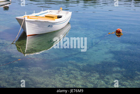 Kleines Boot im seichten Hafen von Pomena an der Westküste der Insel Mljet in Kroatien Stockfoto