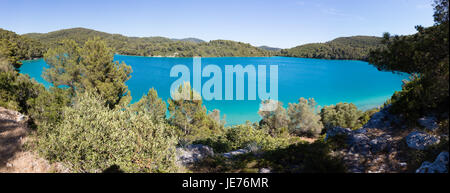 Türkisblaue Wasser der Malo Jezero der kleinere der beiden Binnenmeer Seen auf der Insel Mljet an der dalmatinischen Küste in Kroatien Stockfoto