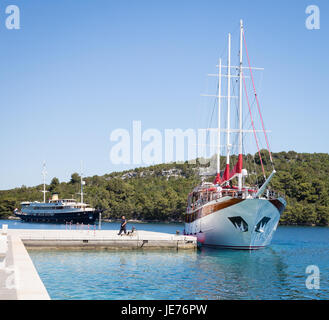 Boote in kleine Adria Hafen von Pomena auf der Insel von Mlet Kroatien Stockfoto