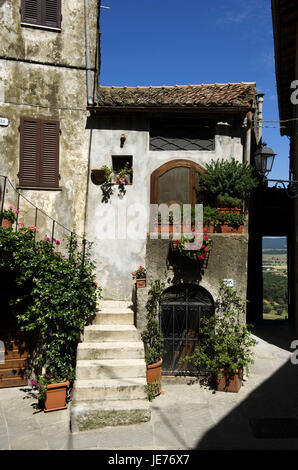 Italien, Toskana, La Maremma, Capalbio, altes Wohnhaus mit Steintreppen, Stockfoto