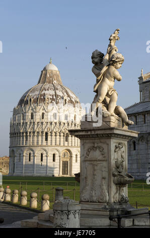 Italien, Toskana, Pisa, Piazza del Duomo, Brunnen, Baptisterium im Hintergrund, Stockfoto