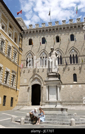 Italien, Toskana, Siena, Statue in der Piazza dei Salimbeni, Stockfoto