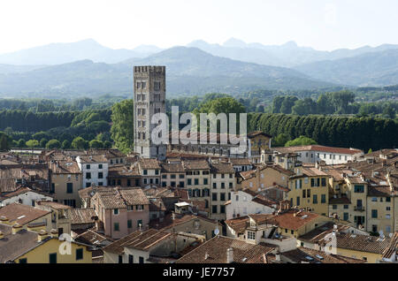 Italien, Toskana, Blick über Lucca mit Kirche San Frediano auf die Berge, Stockfoto