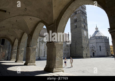 Italien, Toskana, Pistoia, Piazza del Duomo, Baptisterium im Hintergrund, Touristen, Stockfoto