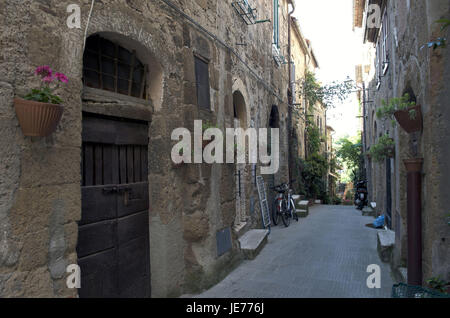 Italien, Toskana, Maremma, Pitigliano, Gasse in der Altstadt, Stockfoto