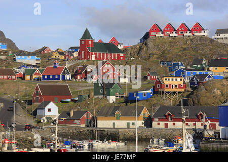 Grönland, Sisimiut, Blick auf die Stadt, Hafen, Westgrönland, Stadt, Häuser, Holzhäuser, Kirche, Fachwerk-Bau Weise, Bühne, Boote, Hügel, Felsen, Landung, bunt, anders, Stockfoto