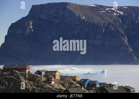 Grönland, Uummannaq, Küstenlandschaft, Wohnhäuser, Nebel, Eisberge, Nordgrönland, Destination, die Arktis, Berge, E scharf, verlassenen, nebligen Meer, mystisch, Felsen, felsige, karge, Häuser, Wohnhäuser, Steilwand, Stockfoto