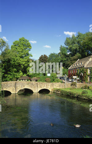 Großbritannien, England, Gloustershire, Cotswolds, Bibury, Brücke, Fluss, Europa, Reiseziel, Stadt, Provinzstadt, Provinzstadt Idylle, Häuser, Wohnhäuser, Architektur, Bäume, Laubbäume, Sommer, draußen, menschenleer, Bach, Wasser, Enten, Stockfoto