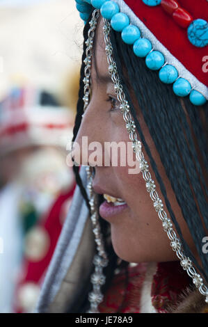 Traditionell gekleidete Frau auf dem Festival der Stämme in Gerze im Westen Tibets, Asien, Stockfoto