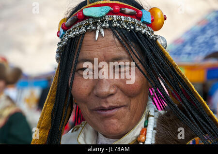 Traditionell gekleidete Frau auf dem Festival der Stämme in Gerze im Westen Tibets, Asien, Stockfoto