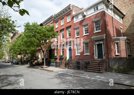 Reihenhäuser aus rotem Backstein mit Keller Wohnungen Greenwich Village New York City USA Stockfoto