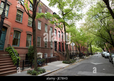 Reihenhäuser aus rotem Backstein auf Charles Street Greenwich Village, New York City USA Stockfoto