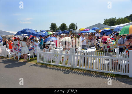 Rennen-Geher Schutz vor die brennende Sonne am heißesten Junitag zur Royal Ascot 2017. Stockfoto