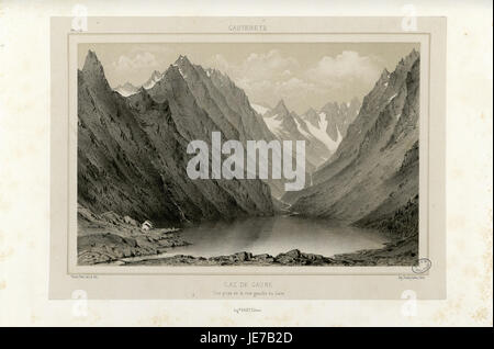 Ein szenisches Foto des Lac de Gaube in Cauterets, das einen Blick vom linken Ufer des Give River zeigt. Das Bild zeigt das ruhige Wasser des Sees, umgeben von bergigem Gelände. Stockfoto