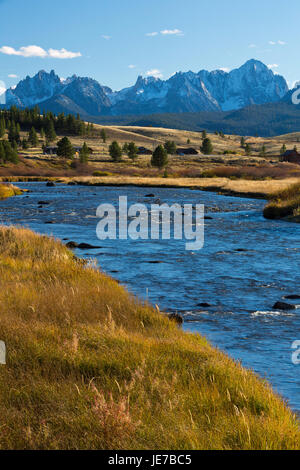 Der Lachs Fluss schlängelt sich durch ein Weide-gefüllte Tal am Rande von Stanley, Idaho und den Sawtooth Mountains ragen. USA Stockfoto