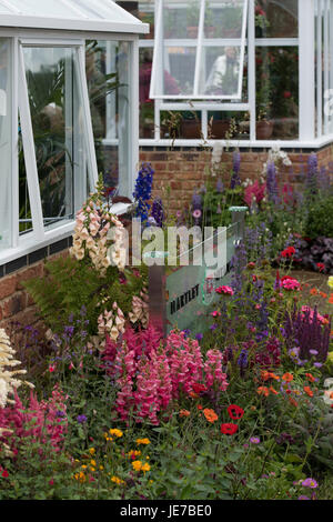 Hartley Botanic Messestand mit Gewächshäusern & Blütenpflanzen auf Display - RHS Chatsworth Flower Show, Chatsworth House, Derbyshire, England, UK. Stockfoto