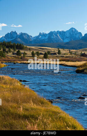 Der Lachs Fluss schlängelt sich durch ein Weide-gefüllte Tal am Rande von Stanley, Idaho und den Sawtooth Mountains ragen. USA Stockfoto