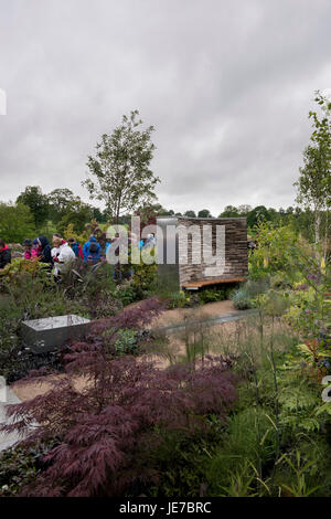 Besucher gehen ruhig, abgeschieden, Sitzgelegenheiten Bereich & Pflanzen, in einem Showgarten am ersten RHS Chatsworth Flower Show, Chatsworth House, Derbyshire, England, UK. Stockfoto