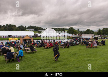 Ersten RHS Chatsworth Flower Show unter Grau Himmel (Besucher sitzen an Picknick-Tische, große weiße Zelte) Chatsworth House in Derbyshire, England, UK. Stockfoto