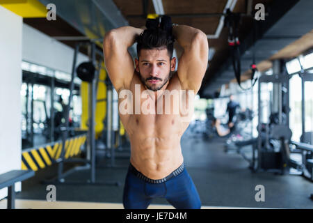 Junger Mann Trx trainieren im Fitness-Studio Stockfoto