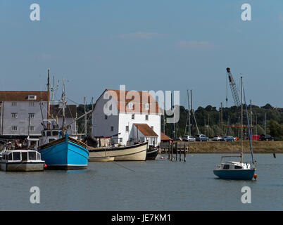 Der Uferpromenade am Woodbridge mit seiner Flut Mühle, auf dem malerischen Fluß Deben, Woodbridge, Suffolk, England, Großbritannien Stockfoto