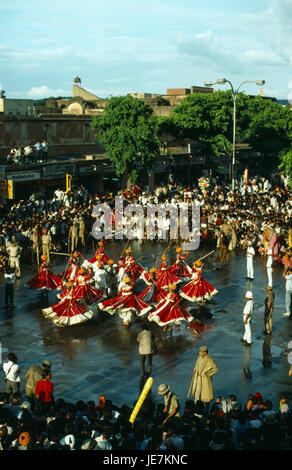 Indien, Rajasthan, Jaipur, Menschenmassen beobachten traditionellen Tanz am Teej Festival feiert den Beginn des Monsuns. Stockfoto