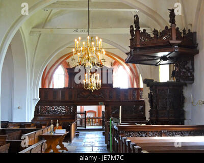 Das Bild zeigt die Kirche von Uithuizen, eine historische Struktur in den nördlichen Niederlanden. Bekannt für ihre mittelalterliche Architektur, ist die Kirche ein wichtiger Teil des kulturellen Erbes und der Geschichte des Dorfes. Stockfoto