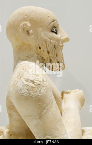 Artefakt Ebih-Il, eine Kalksteinstatue aus dem 3. Jahrtausend v. Chr., die einen sumerischen Herrscher darstellt und derzeit im Louvre untergebracht ist. Stockfoto