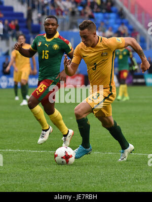 St. Petersburg, Russland. 22. Juni 2017. Russland. St. Petersburg. 22. Juni 2017. Spieler der Nationalmannschaft von Kamerun Sebastian Siani und Australiens Alex Gersbach (von links nach rechts) in der Gruppenphase Spiel der Confederations Cup FIFA 2017 zwischen den Nationalmannschaften von Kamerun und Australien. Bildnachweis: Andrey Pronin/ZUMA Draht/Alamy Live-Nachrichten Stockfoto