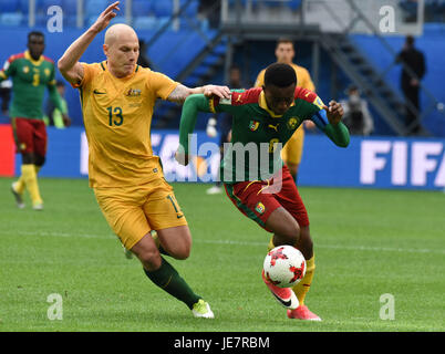 St. Petersburg, Russland. 22. Juni 2017. Russland. St. Petersburg. 22. Juni 2017. Spieler der australischen Nationalmannschaft Christian Bassogog und Kamerun Nationalmannschaft Benjamin Mukanjo (von links nach rechts) in der Gruppenphase Spiel der Confederations Cup FIFA 2017 zwischen den Nationalmannschaften von Kamerun und Australien. Bildnachweis: Andrey Pronin/ZUMA Draht/Alamy Live-Nachrichten Stockfoto