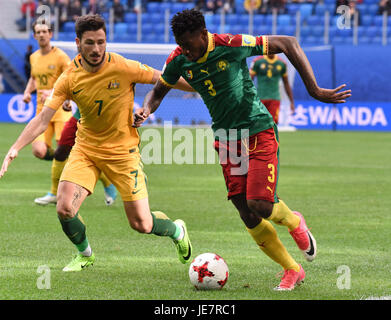 St. Petersburg, Russland. 22. Juni 2017. Russland. St. Petersburg. 22. Juni 2017. Spieler von Australiens Matthew Lecky und Kameruns Nationalmannschaft Andre-Frank Zambo (von links nach rechts) in der Gruppenphase Spiel der Confederations Cup FIFA 2017 zwischen den Nationalmannschaften von Kamerun und Australien. Bildnachweis: Andrey Pronin/ZUMA Draht/Alamy Live-Nachrichten Stockfoto