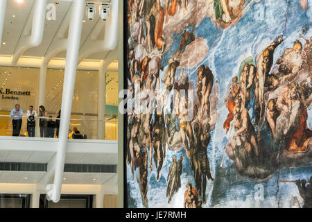 New York, USA. 22. Juni 2017. In der Nähe von lebensgroßen Nachbildungen von Michelangelos Sixtinische Kapelle sind Fresken auf dem Display in das Oculus im World Trade Center Transportation Hub in New York gesehen. Unter dem Titel "hautnah: Michelangelos Sixtinische Kapelle" 34 Exemplare können die Besucher hautnah und persönlich mit den Florentiner Künstler Meisterwerke mit das Herzstück wird "Das jüngste Gericht", das im Vatikan der Altarwand der Sixtinischen Kapelle übernimmt aufstehen. Die Anzeige wird bis Juli zu sehen 23 Wenn es eingepackt ist und Reisen zu anderen Malls. Bildnachweis: Richard Levine/Alamy Live-Nachrichten Stockfoto