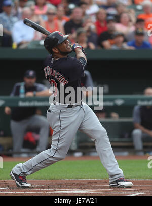 Baltimore, USA. 22. Juni 2017. Cleveland Indians DH Edwin Encarnacion (10) at bat während eines Spiels gegen die Baltimore Orioles im Oriole Park at Camden Yards in Baltimore, MD am 22. Juni 2017. Foto / Mike Buscher/Cal Sport Media Credit: Cal Sport Media/Alamy Live-Nachrichten Stockfoto