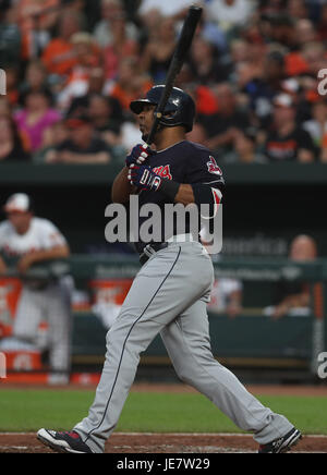 Baltimore, USA. 22. Juni 2017. Cleveland Indians DH Edwin Encarnacion (10) at bat während eines Spiels gegen die Baltimore Orioles im Oriole Park at Camden Yards in Baltimore, MD am 22. Juni 2017. Foto / Mike Buscher/Cal Sport Media Credit: Cal Sport Media/Alamy Live-Nachrichten Stockfoto