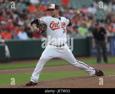 Baltimore, USA. 22. Juni 2017. Baltimore Orioles Krug Wade Miley (38) liefert ein Cleveland Indians geschlagenen Eierteig während eines Spiels im Oriole Park at Camden Yards in Baltimore, MD am 22. Juni 2017. Foto / Mike Buscher/Cal Sport Media Credit: Cal Sport Media/Alamy Live-Nachrichten Stockfoto