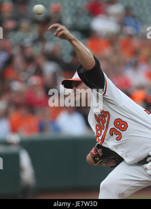 Baltimore, USA. 22. Juni 2017. Baltimore Orioles Krug Wade Miley (38) liefert ein Cleveland Indians geschlagenen Eierteig während eines Spiels im Oriole Park at Camden Yards in Baltimore, MD am 22. Juni 2017. Foto / Mike Buscher/Cal Sport Media Credit: Cal Sport Media/Alamy Live-Nachrichten Stockfoto