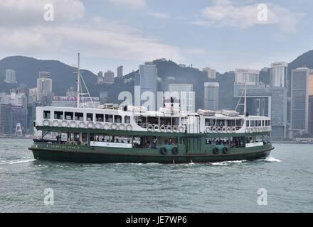 Hong Kong, China. 11. Mai 2017. Die Star Ferry fährt auf den Victoria Harbour in Hongkong, Südchina, 11. Mai 2017. 1. Juli 2017 markiert den 20. Jahrestag der Rückkehr Hong Kongs zum Mutterland. Bildnachweis: Wang Xi/Xinhua/Alamy Live-Nachrichten Stockfoto