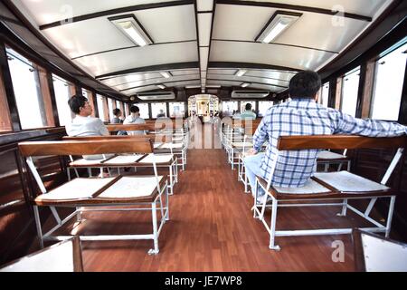 Hong Kong, China. 31. Mai 2017. Passagiere nehmen die Star Ferry von Tsim Sha Tsui nach Central in Hongkong, Südchina, 31. Mai 2017. 1. Juli 2017 markiert den 20. Jahrestag der Rückkehr Hong Kongs zum Mutterland. Bildnachweis: Wang Xi/Xinhua/Alamy Live-Nachrichten Stockfoto