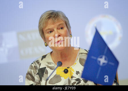 Bydgoszcz, Polen. 22. Juni 2017. Stellvertretender Generalsekretär der NATO Rose Goettemoeller sieht man auf einer Pressekonferenz vor der CWIX Interoperabilität Übung Präsentation diese Woche am Joint Force Training Centre stattfindet. Zuvor Frau Goettemoeller war der erste US-Beamter, atomare Bombardierung Gedenkstätte Hiroshima in Japan zu besuchen und sowjetischen Militärpolitik an der Georgetown University gelehrt hat. Bildnachweis: Jaap Aires/Alamy Live-Nachrichten Stockfoto