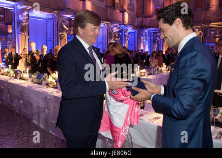 Mailand, Italien. 22. Juni 2017. König Willem-Alexander der Niederlande und Tom Dumoulin (Sieger des Giro d ' Italia 2017) im Palazzo Reale in Mailand am 22. Juni 2017, die Holland Trade Abendessen am 3. Tag des Staatsbesuchs in Italien Foto: Albert Nieboer/Niederlande OUT / Point de Vue - NO-Draht-SERVICE - Foto: Albert Nieboer/RoyalPress/Dpa/Alamy Live News Stockfoto