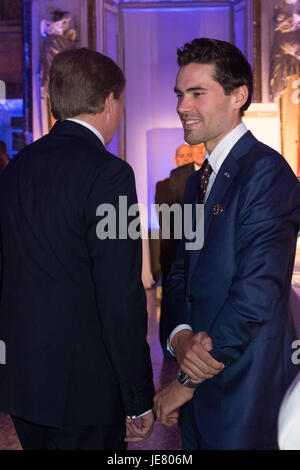 Mailand, Italien. 22. Juni 2017. König Willem-Alexander der Niederlande und Tom Dumoulin (Sieger des Giro d ' Italia 2017) im Palazzo Reale in Mailand am 22. Juni 2017, die Holland Trade Abendessen am 3. Tag des Staatsbesuchs in Italien Foto: Albert Nieboer/Niederlande OUT / Point de Vue - NO-Draht-SERVICE - Foto: Albert Nieboer/RoyalPress/Dpa/Alamy Live News Stockfoto