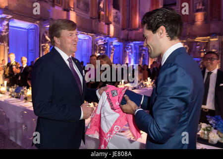 Mailand, Italien. 22. Juni 2017. König Willem-Alexander der Niederlande und Tom Dumoulin (Sieger des Giro d ' Italia 2017) im Palazzo Reale in Mailand am 22. Juni 2017, die Holland Trade Abendessen am 3. Tag des Staatsbesuchs in Italien Foto: Albert Nieboer/Niederlande OUT / Point de Vue - NO-Draht-SERVICE - Foto: Albert Nieboer/RoyalPress/Dpa/Alamy Live News Stockfoto