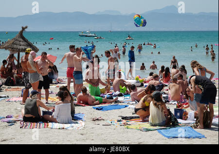 Palma De Mallorca, Spanien. 15. Juni 2017. Badegäste genießen Sie das gute Wetter auf der überfüllten Strand der Playa de Palma in Palma De Mallorca, Spanien, 15. Juni 2017. Die spanische Insel ist eine viel befahrenen touristischen Saison in diesem Jahr erwartet. Foto: Jens Kalaene/Dpa-Zentralbild/ZB/Dpa/Alamy Live News Stockfoto