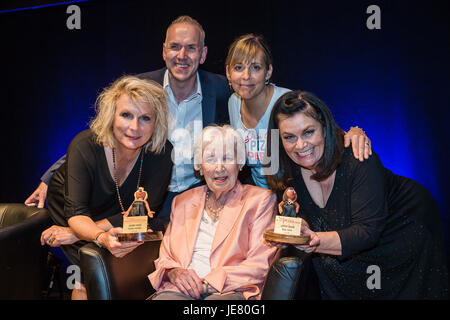 Bristol, UK. 22. Juni 2017. Dawn French und Jennifer Saunders erhalten Legenden Aardman Slapstick Festival of Comedy Award vom vorherigen Empfänger Dame June Whitfield abgebildet mit dem Host für den Abend MelGedroyc und Slapstick Festival Direktor Chris Daniels Credit: David Betteridge/Alamy Live News Stockfoto