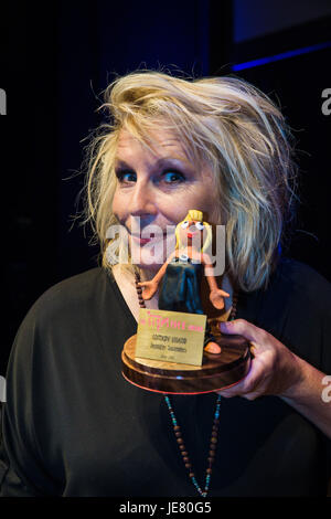 Bristol, UK. 22. Juni 2017. Jennifer Saunders mit dem Aardman Slapstick Festival Legends of Comedy Award in Form einer personalisierten Aardman Morph-Statue Credit: David Betteridge/Alamy Live News Stockfoto