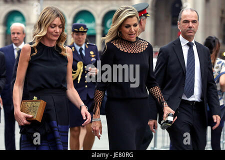 Mailand-König Williem Alexander und Maxima der Königin von Holland institutionell in Italien unterwegs sind und nach Rom kamen sie in Mailand, wo sie blieben, im Hotel Park Hyatt. Zusammen mit dem Bürgermeister von Mailand entfernt Beppe Sala und sein Begleiter Chiara Bazoli vom Hotel zur Piazza Duomo, überqueren die Galerie, begleitet von mehreren Security-Männer. In den Domplatz vor dem königlichen Palast warten, für sie gibt es Clarence Seedorf und Edgar Davids ehemaliger niederländischer Fußball-Spieler zusammen mit einige Jungs, die auf einem Fußballfeld speziell für ein Ereignis eingerichtet sind. 22.06.2017 Mailand Italien Stockfoto