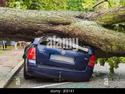 Hamburg, Deutschland. 22. Juni 2017. Ein Kastanienbaum gefällt bei schweren Stürmen liegt auf einer zerdrückten Auto in Hamburg, Deutschland, 22. Juni 2017. (Achtung Redaktionen: das Kfz-Kennzeichen ist zum Schutz der Anonymität des Besitzers verwischt worden.) Foto: Daniel Bockwoldt/Dpa/Alamy Live News Stockfoto